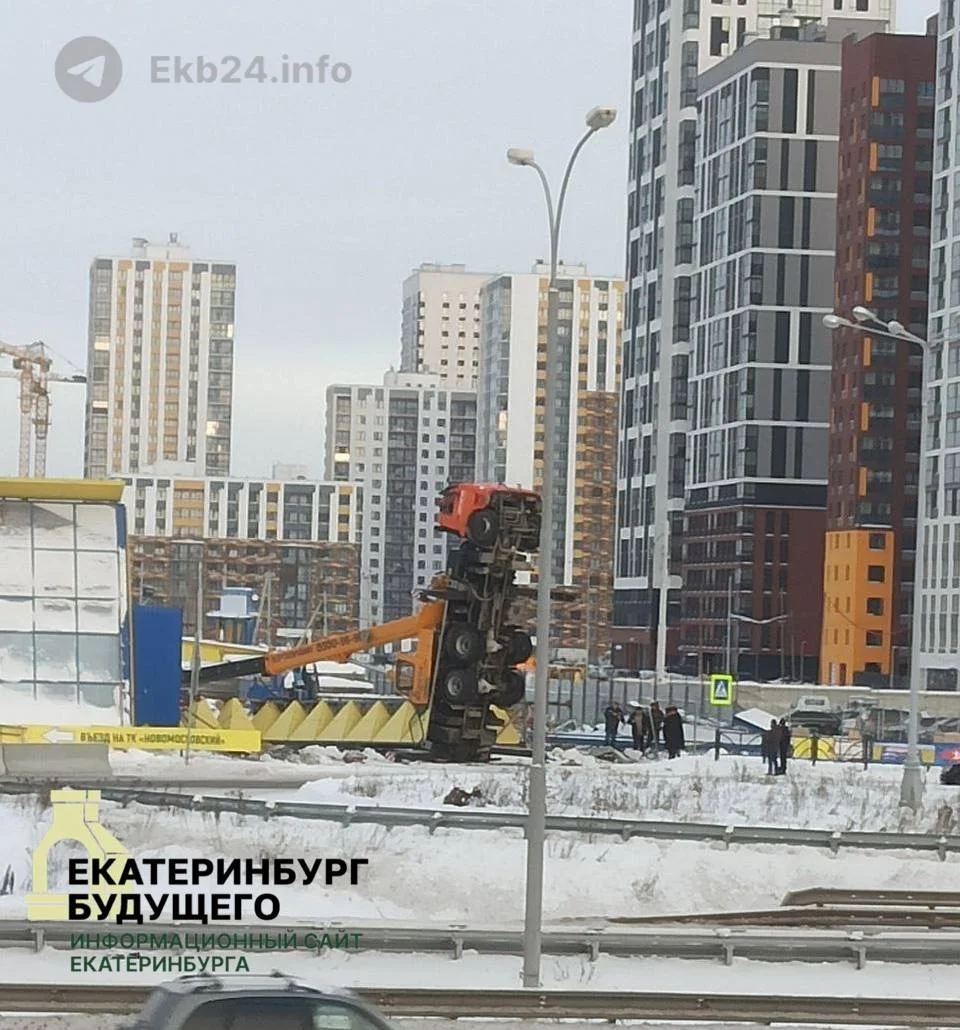 На&nbsp;стройплощадке возле Новомосковского рынка опрокинулся автокран