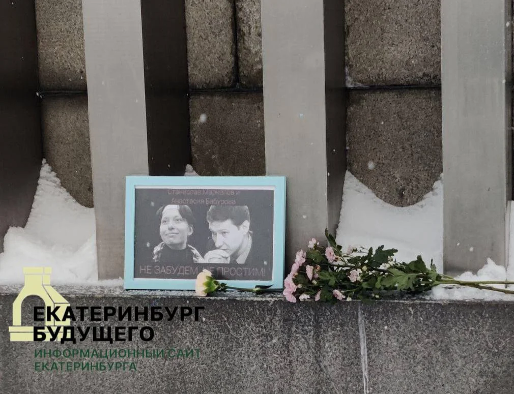 Мемориал убитым журналистам появился у&nbsp;памятника комсомольцам