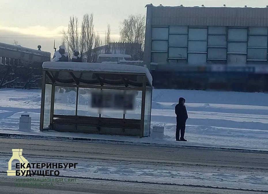 Снег не убирают с крыш остановок в Нижнем Тагиле