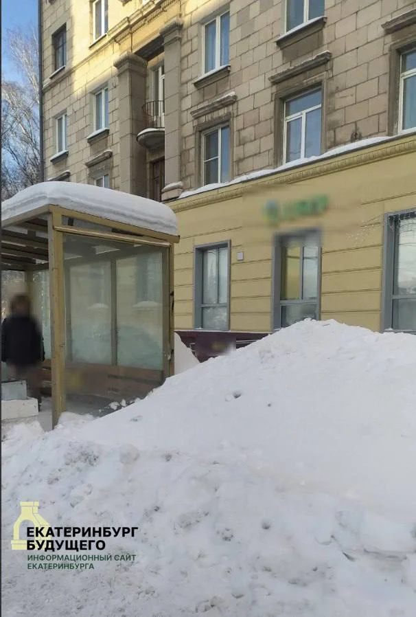 Снег не&nbsp;убирают с&nbsp;крыш остановок в&nbsp;Нижнем Тагиле