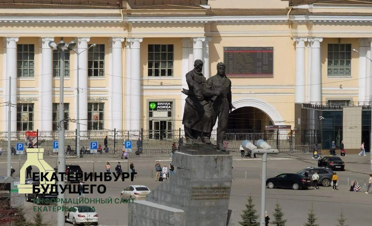Власти продолжают тратить бюджет на&nbsp;покраску ограждения, которого уже&nbsp;несколько лет&nbsp;не&nbsp;существует 