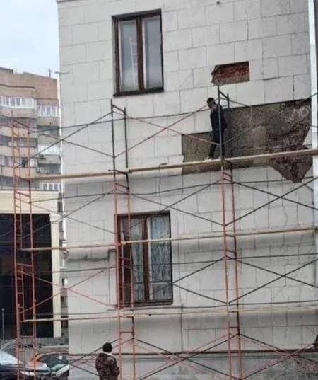 В Екатеринбурге начали приводить в порядок фасад Окружного дома офицеров