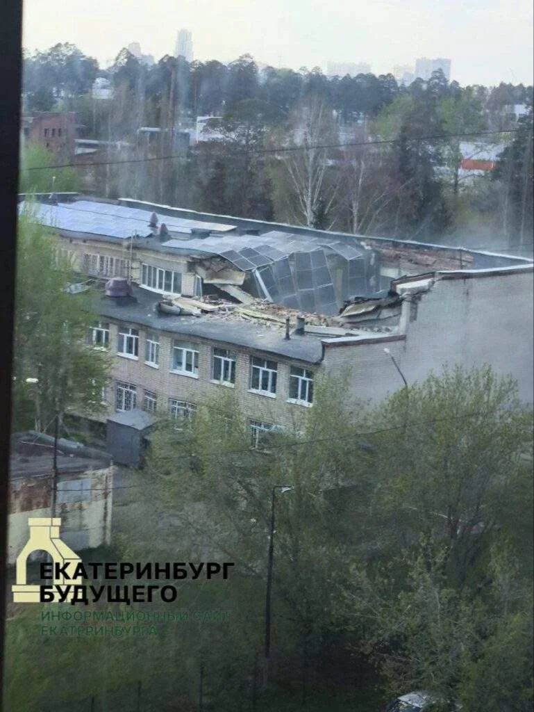 В Уральском колледже технологий и предпринимательства произошло обрушение нескольких плит перекрытий в спортивном зале