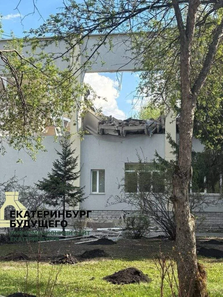 В Уральском колледже технологий и предпринимательства произошло обрушение нескольких плит перекрытий в спортивном зале