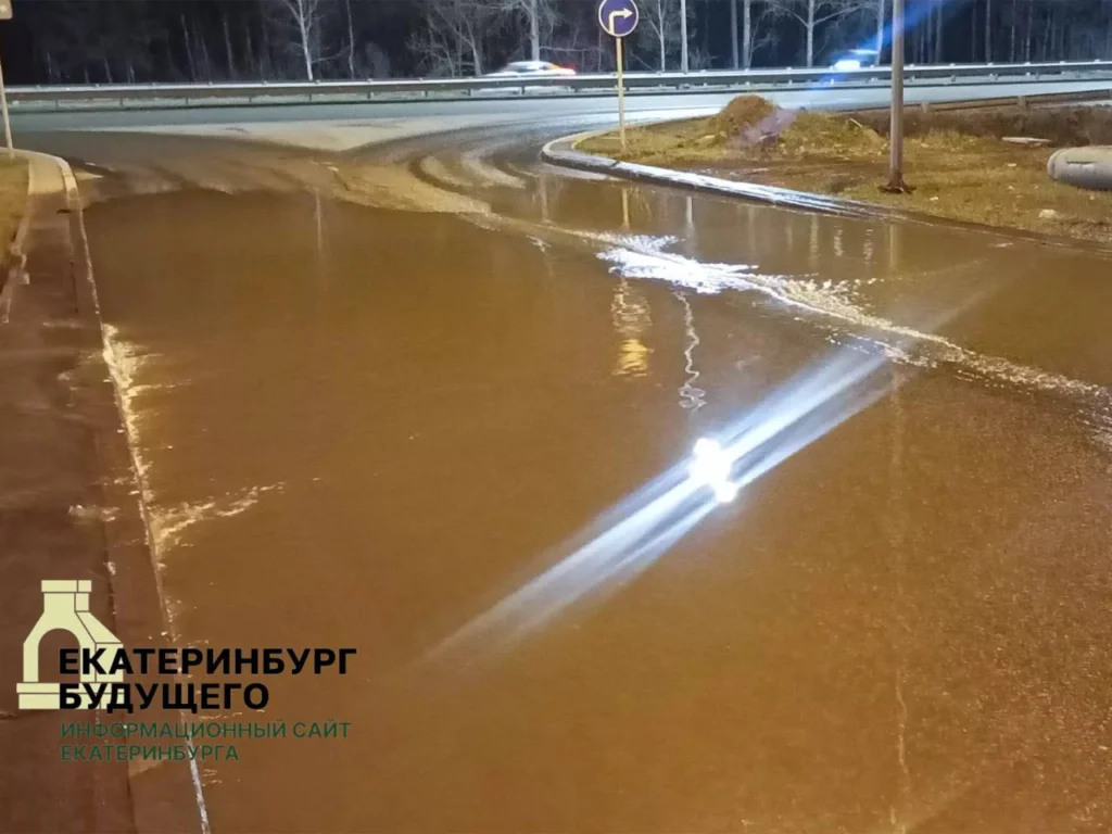Две&nbsp;недели канализационные стоки топят улицу Муранова 