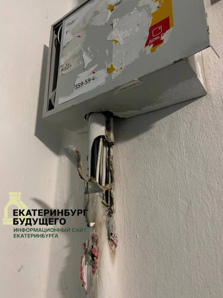 Две управляшки с одним директором не могут починить подъезд