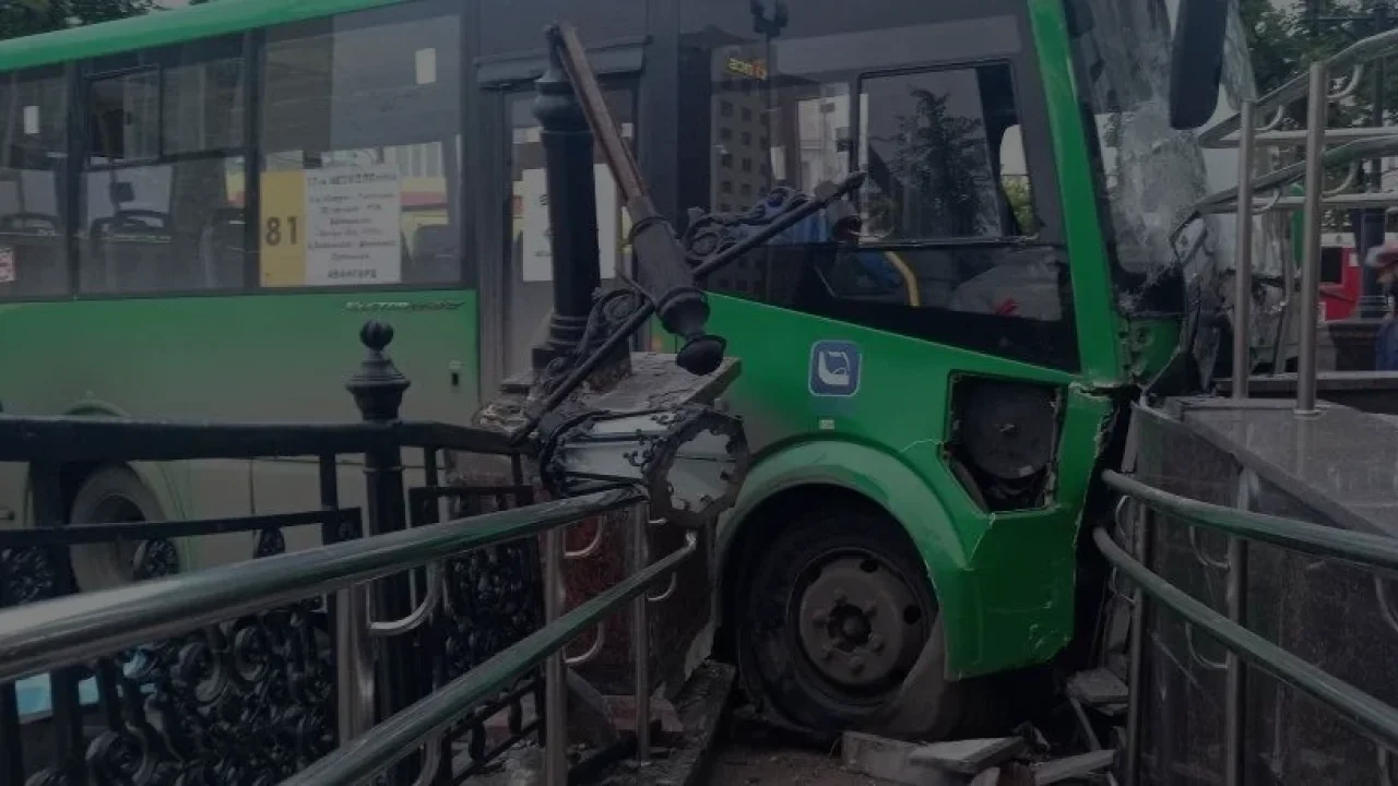 Автобус въехал в толпу людей в Екатеринбурге