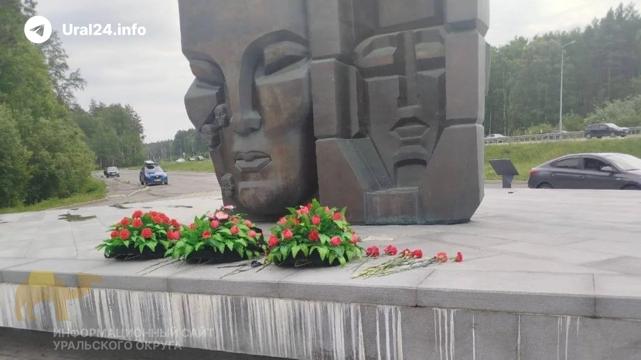 В Екатеринбурге несут цветы к мемориалу в память о Навальном